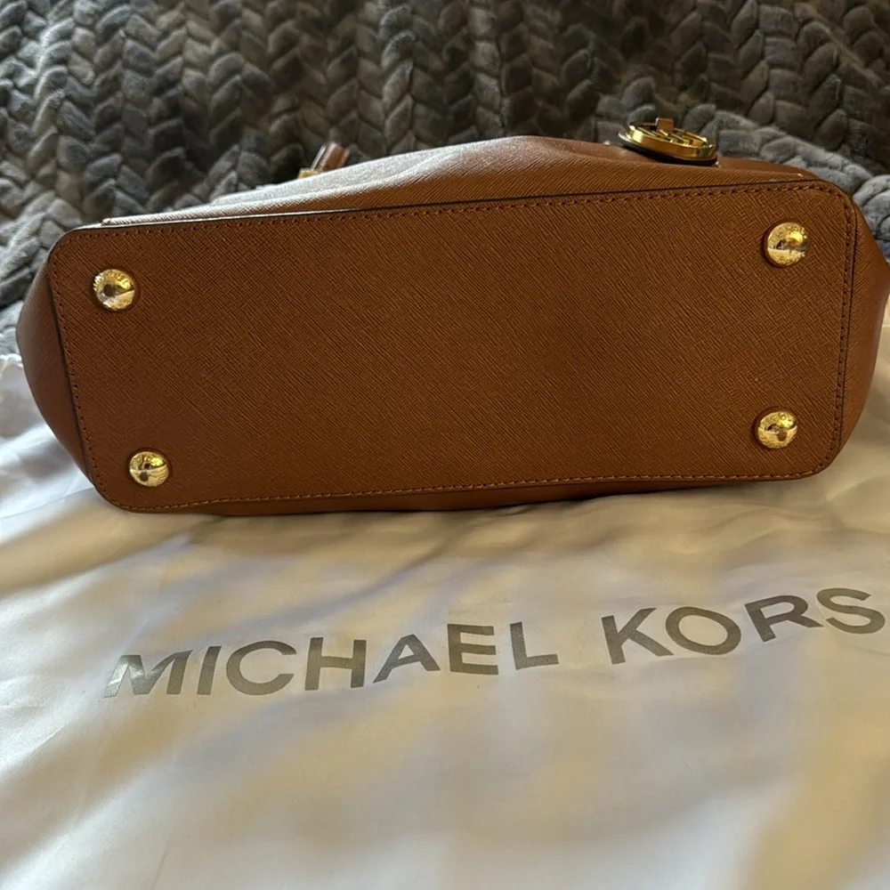 Michael Kors Tan large Tote Pocketbook - Picture 4 of 8